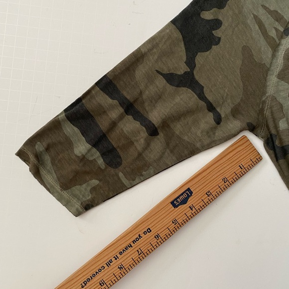 Dantelle Anthropologie Half Sleeve Camouflage Print Ruffle Bottom Top Size M - Picture 6 of 9